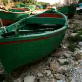 Le barche sono dipinte di verde e rosso: i colori di Polignano
